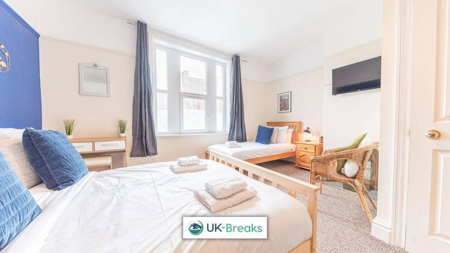Large, Centrally Located, 5 Bedroom House Workington Esterno foto