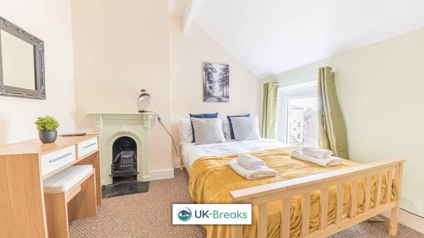 Large, Centrally Located, 5 Bedroom House Workington Esterno foto