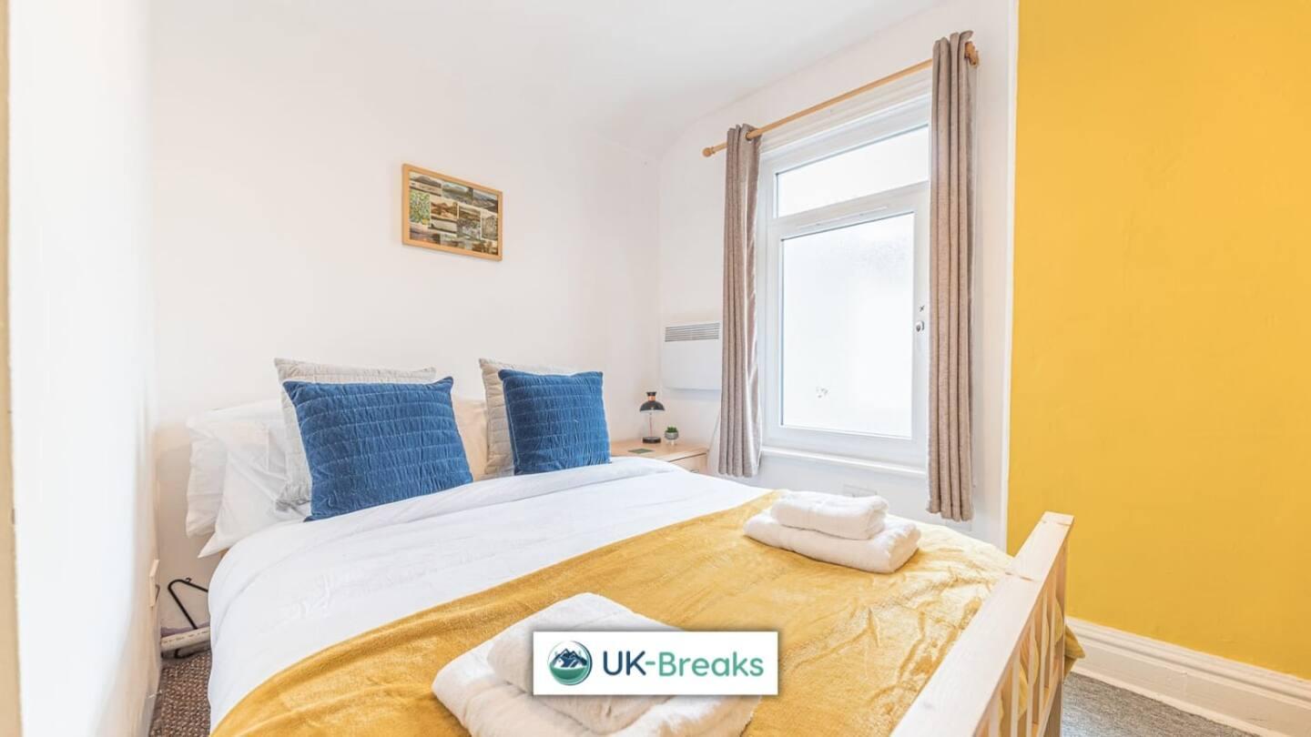 Large, Centrally Located, 5 Bedroom House Workington Esterno foto