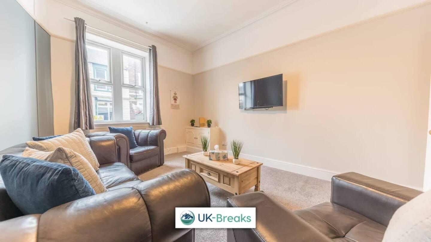 Large, Centrally Located, 5 Bedroom House Workington Esterno foto